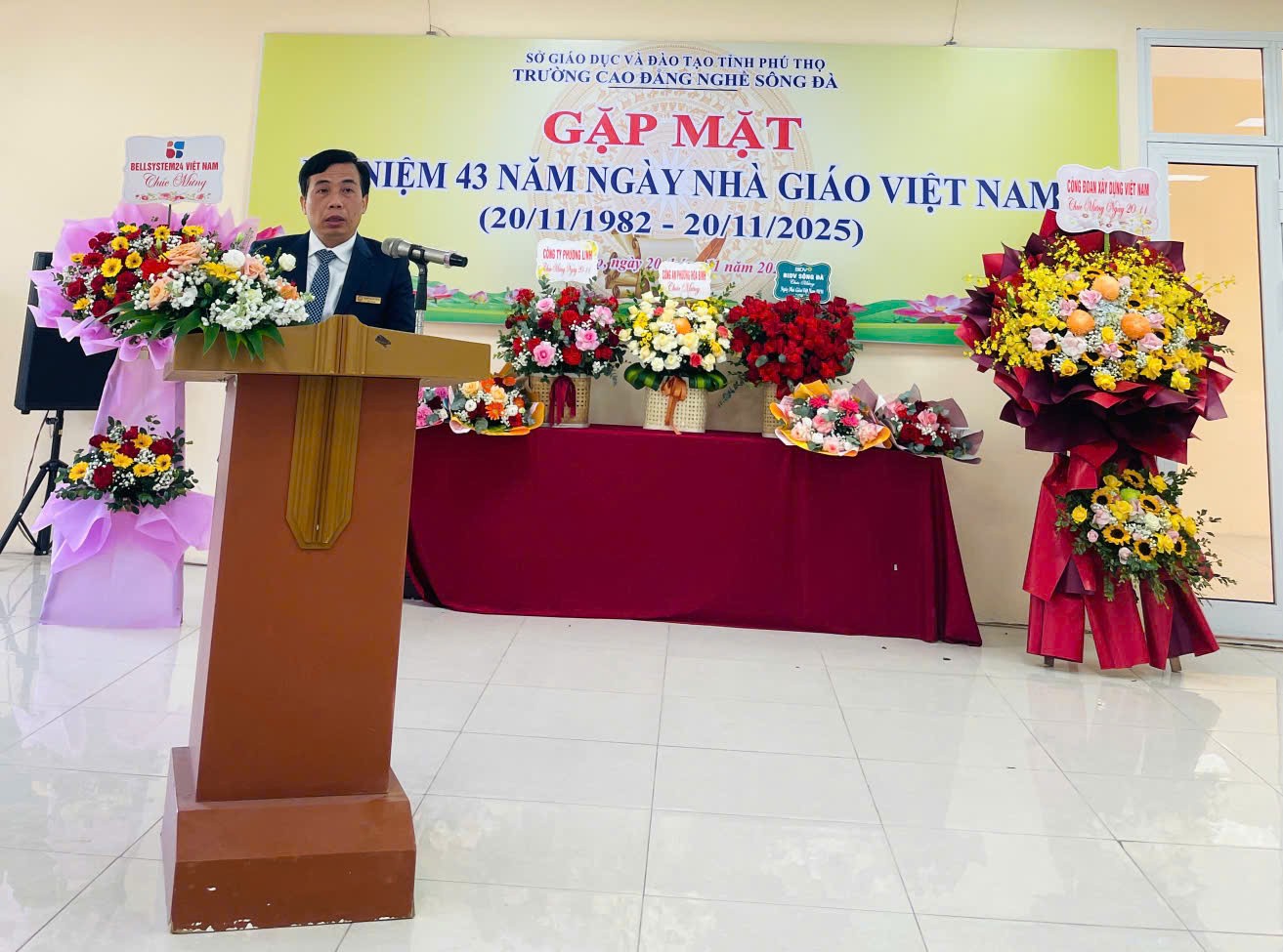 Trường Cao Đẳng Nghề Sông Đà tổ chức gặp măt kỷ niệm 43 năm Ngày Nhà giáo Việt Nam (20/11/1982-20/11/2025)