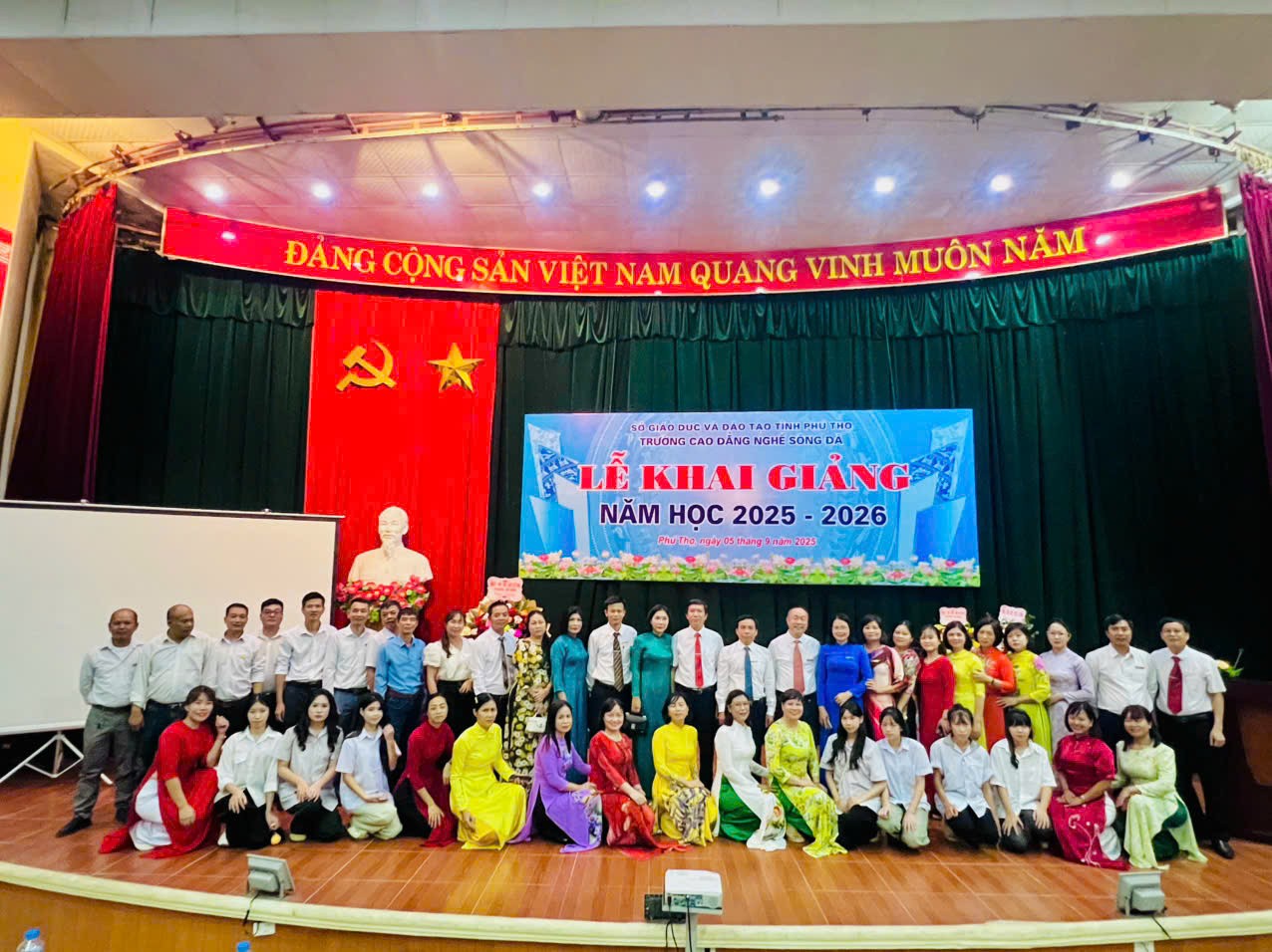 Khai giảng