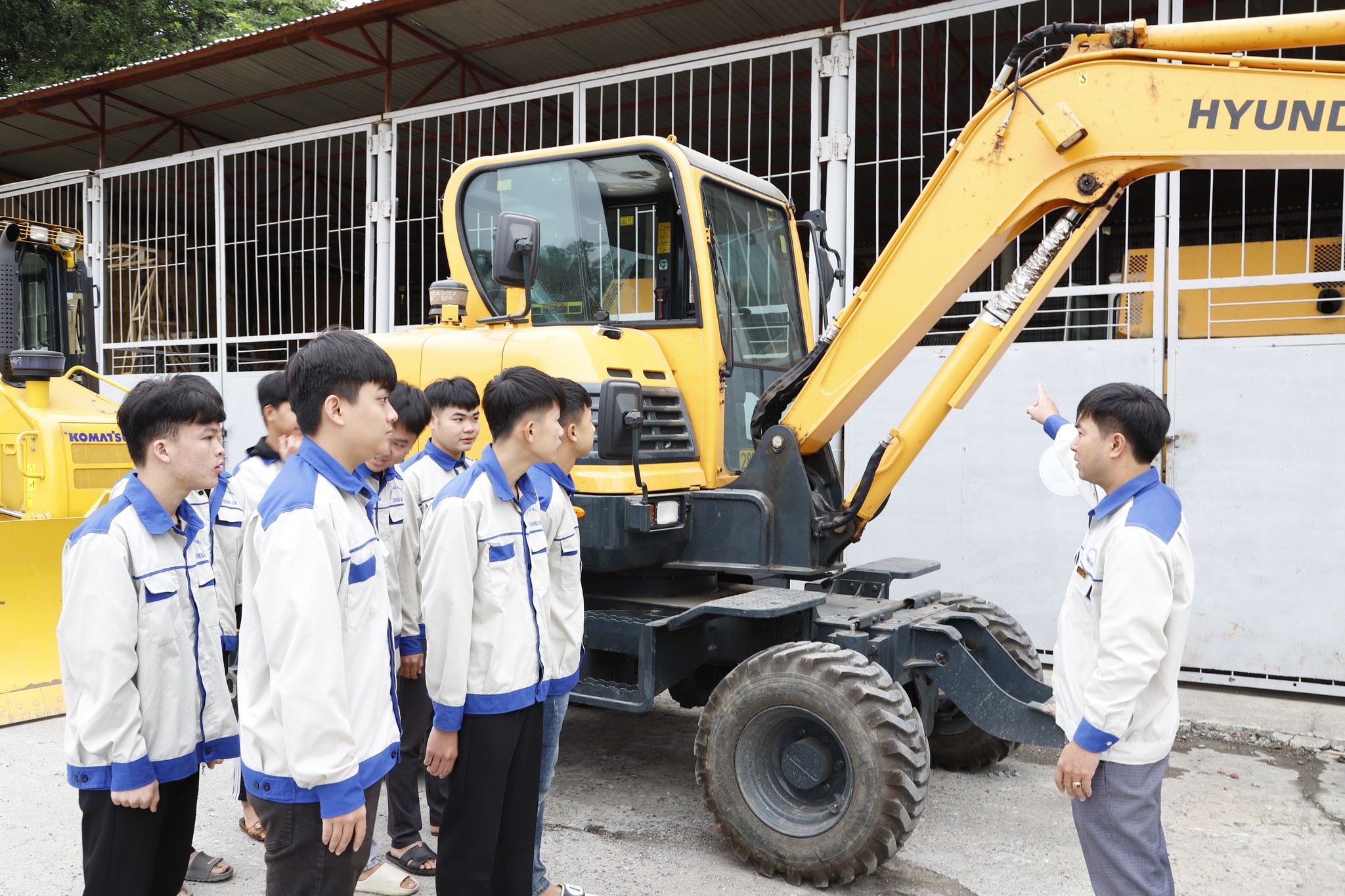 Ngành: Vận hành máy thi công nền(Xúc, ủi, lu, san)